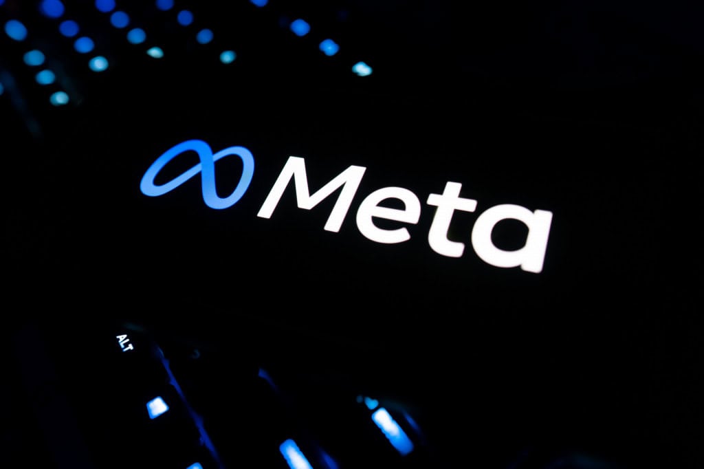 Logo da Meta exibido em um smartphone na horizontal