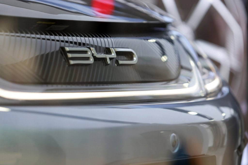 Logo da BYD em close em um carro