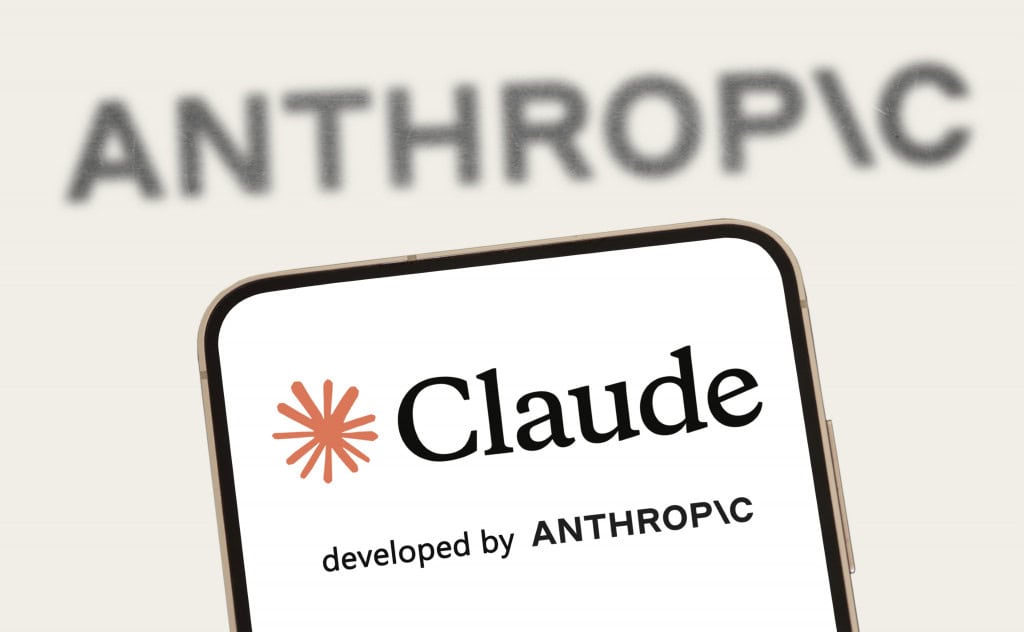 Celular com chatbot de IA Claude aberto com o fundo da Anthropic