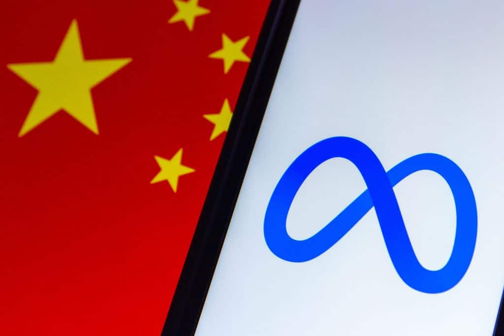 Bandeira da China ao lado do logo da Meta exibido em um smartphone
