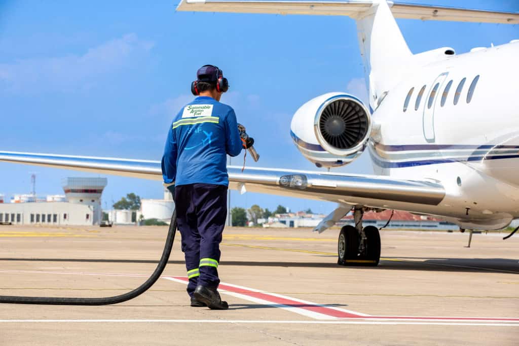 Técnico abastece aeronave em pista de aeroporto