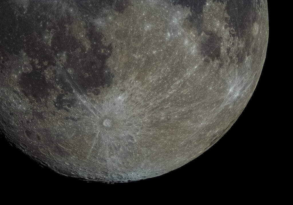 Superfície da Lua com destaque para crateras e regiões de sombra