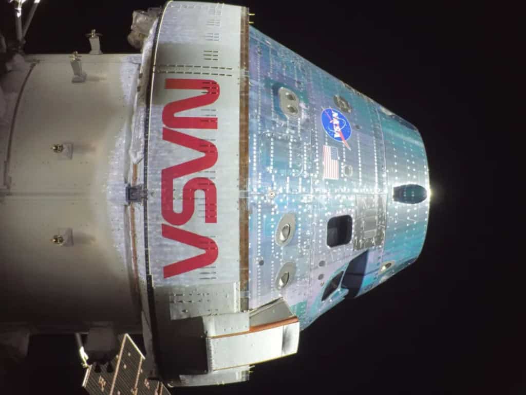 cápsula orion no espaço