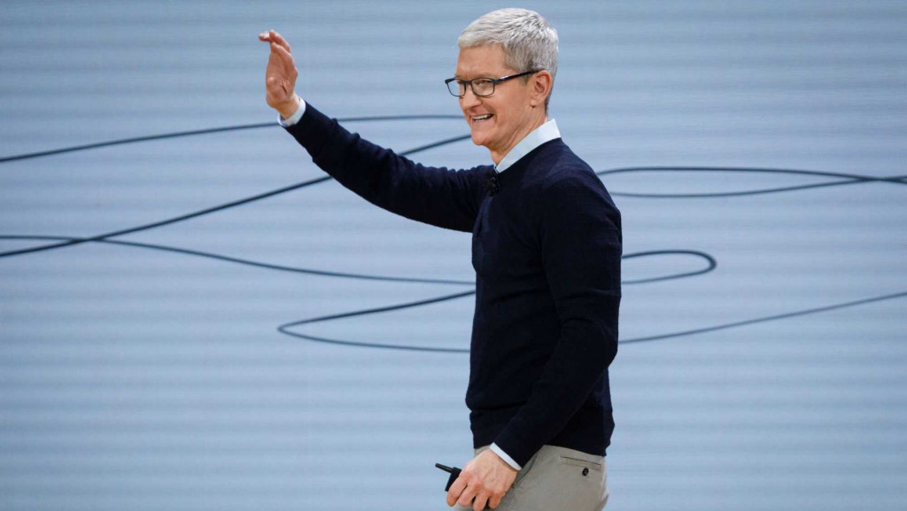 Tim Cook acenando durante apresentação da Apple