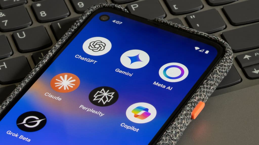 Ícones de chatbots de inteligência artificial em tela inicial de celular Android