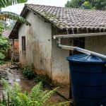 Sistema simples com canos PVC reaproveita água da chuva para lavar quintal, calçada e banheiro Sistema simples com canos PVC reaproveita água da chuva para lavar quintal, calçada e banheiro
