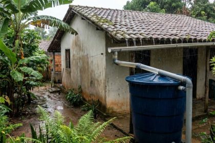 Sistema simples com canos PVC reaproveita água da chuva para lavar quintal, calçada e banheiro Sistema simples com canos PVC reaproveita água da chuva para lavar quintal, calçada e banheiro