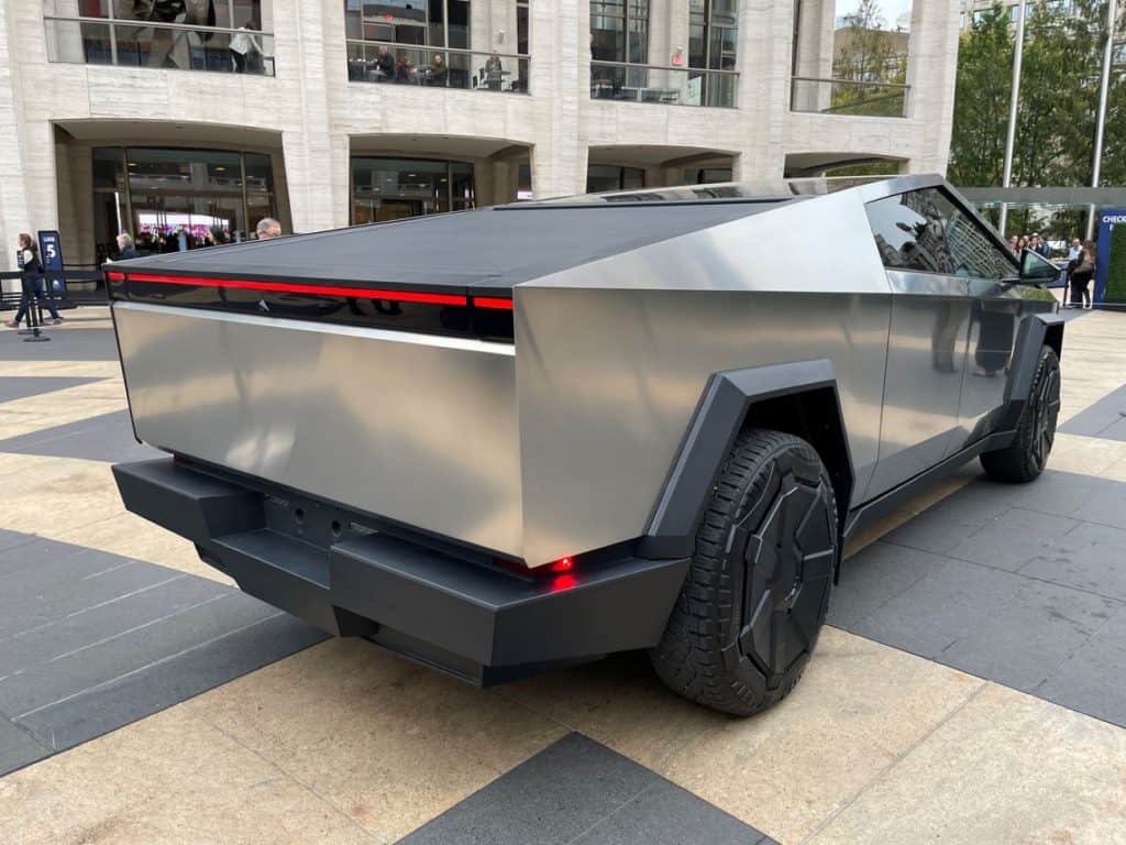 Tesla convoca recall do Cybertruck; rodas podem se soltar