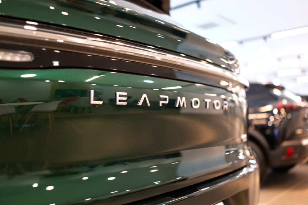 Logo da Leapmotor na traseira de um veículo