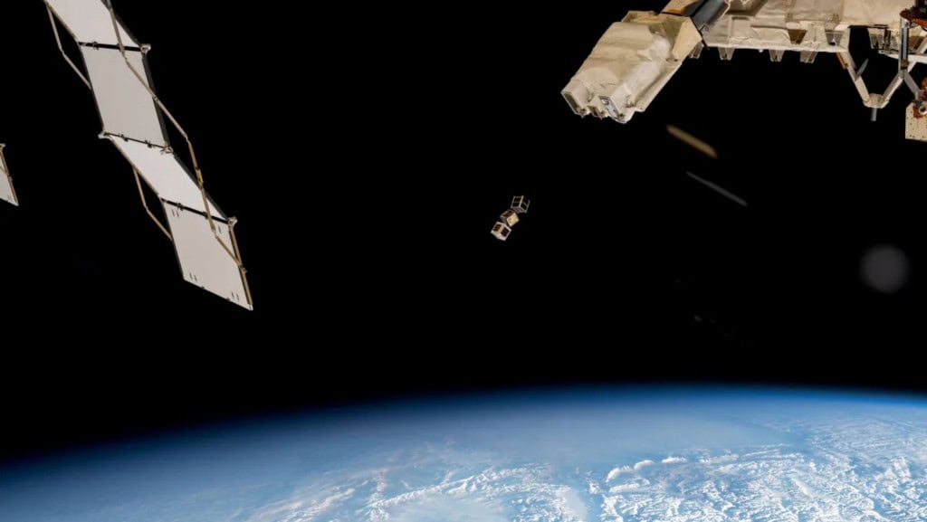Satélite de madeira sendo lançado da Plataforma Espacial Internacional