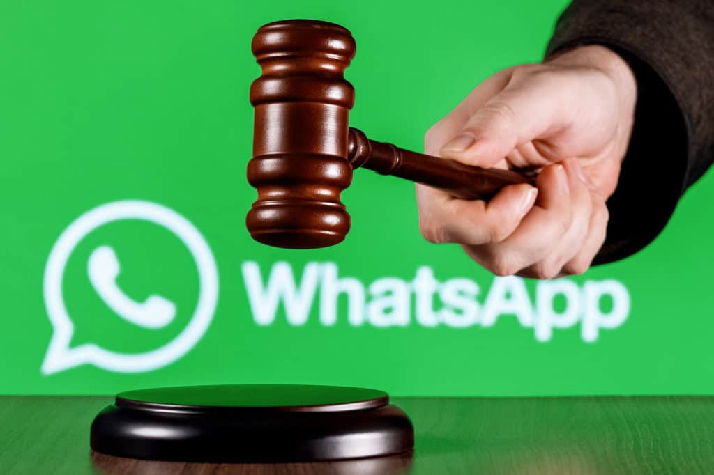 Logo do WhatsApp com um martelo de juiz