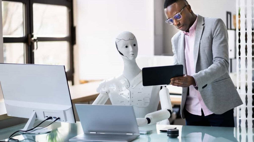 Robô com IA no mercado de trabalho