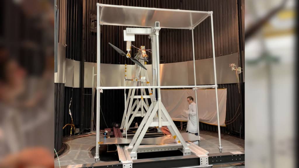 Engenheiro da NASA testando rotor de helicóptero que vai voar em Marte