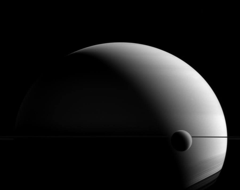 Titã em frente de Saturno