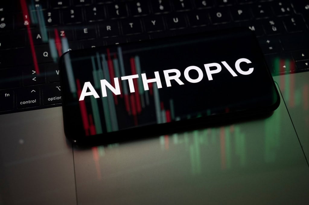 Logo da Anthropic em um smartphone na horizontal