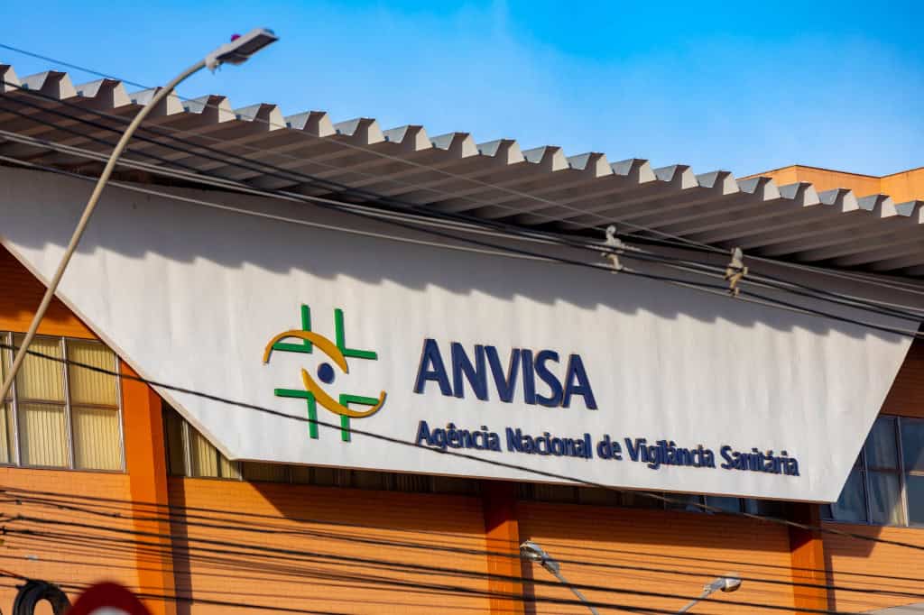 Logo da Anvisa na fachada de um prédio