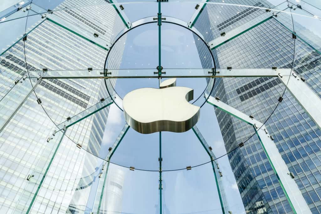 Logo da Apple em uma fachada de uma loja