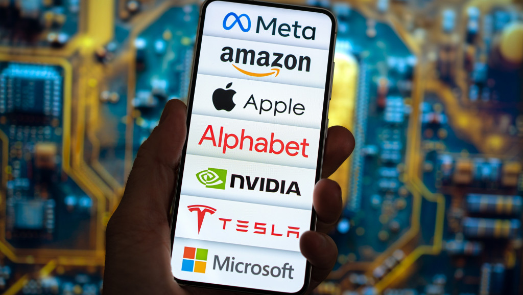 Logos das bigtechs em um smartphone