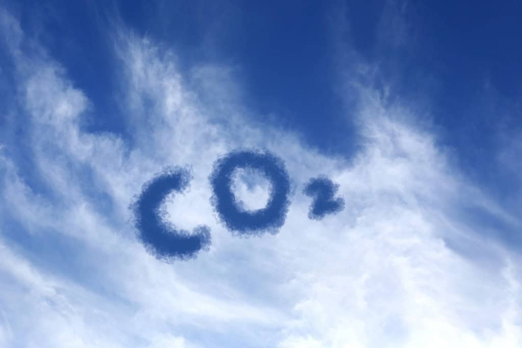 Dizeres "CO₂" em uma nuvem