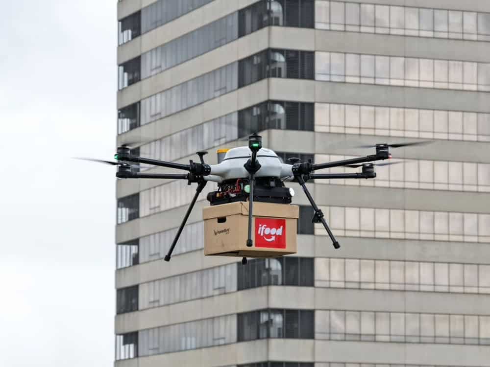 Drone do iFood transporta pedido durante voo de entrega em área urbana de São Paulo