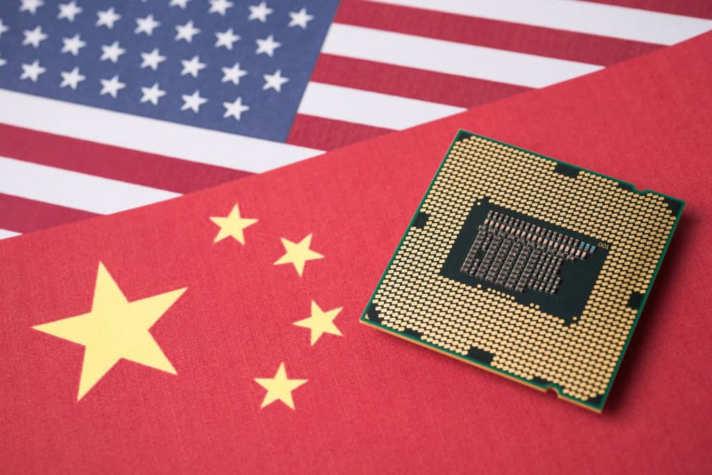 Bandeiras de China e EUA com um processador em cima