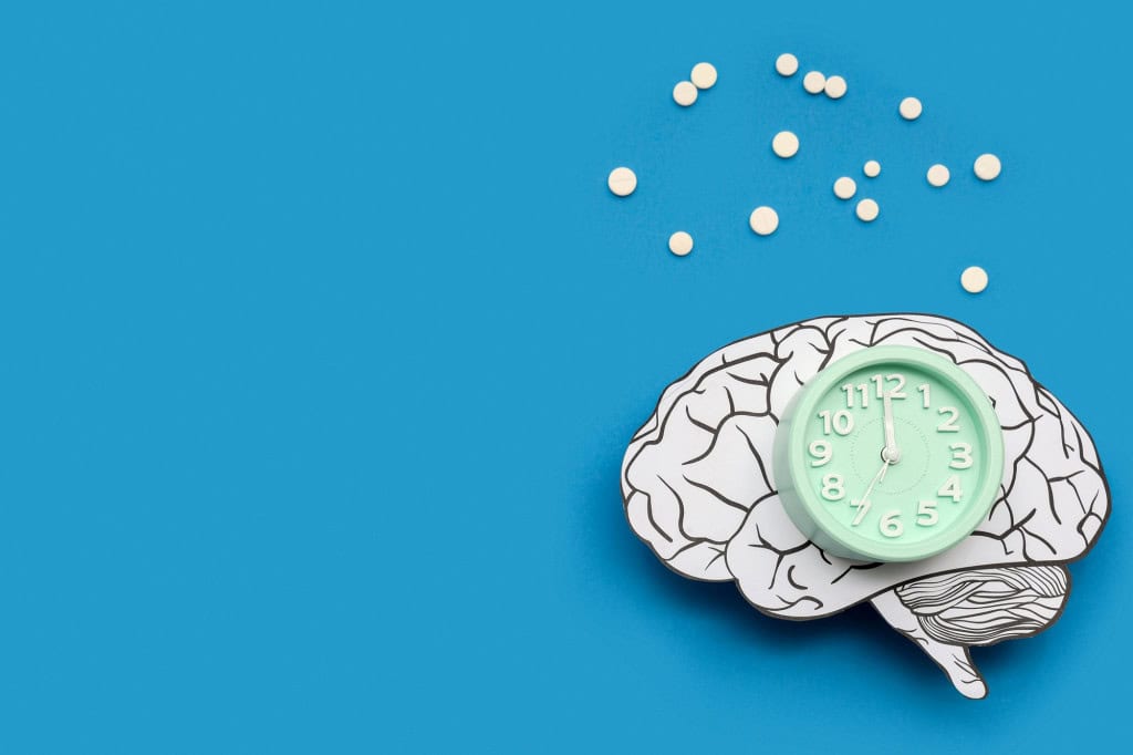 cérebro com um relógio sobre ele