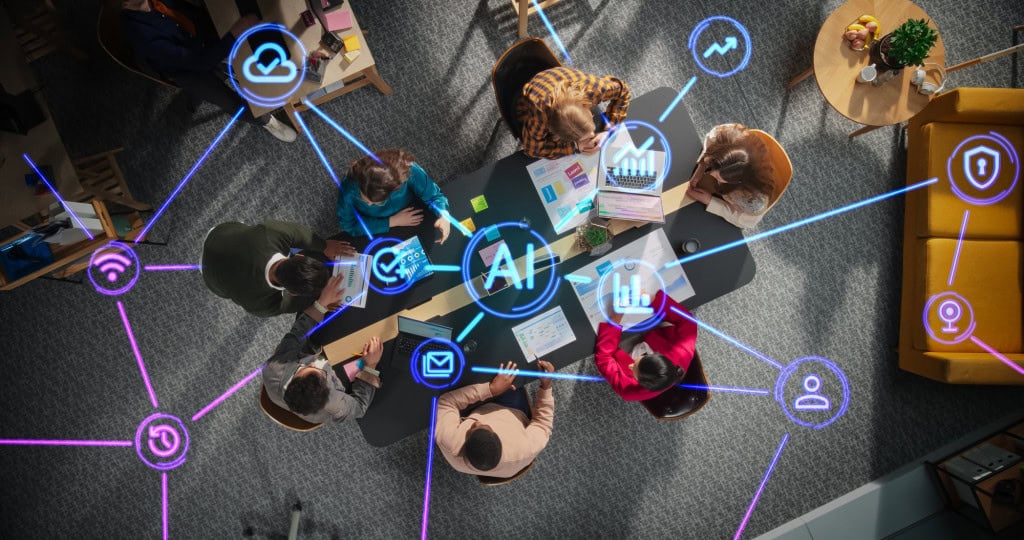 Equipe de profissionais utiliza recursos de inteligência artificial em ambiente corporativo.