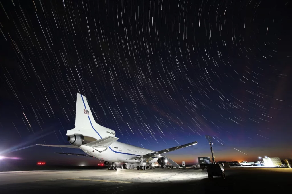 O lançador Pegasus acoplado à sua nave-mãe
