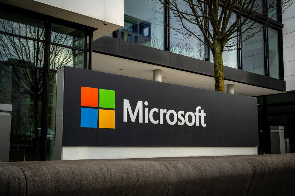 Logo da Microsoft em uma fachada