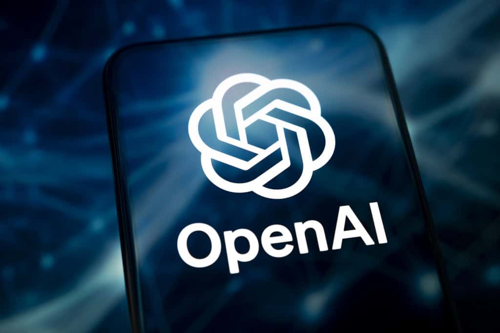 Logo da OpenAI exibido na tela de um smartphone