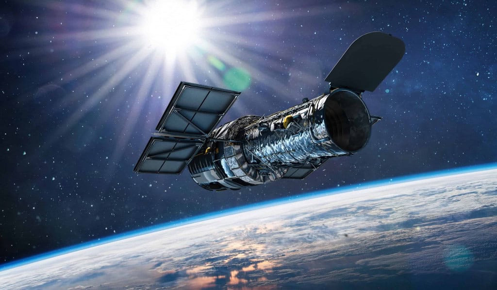 Ilustração realista do Telescópio Espacial Hubble em órbita da Terra, com a curvatura do planeta, nuvens e o brilho do Sol ao fundo