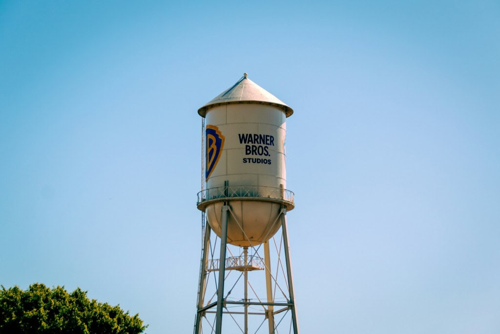Logo da Warner Bros em uma caixa de água