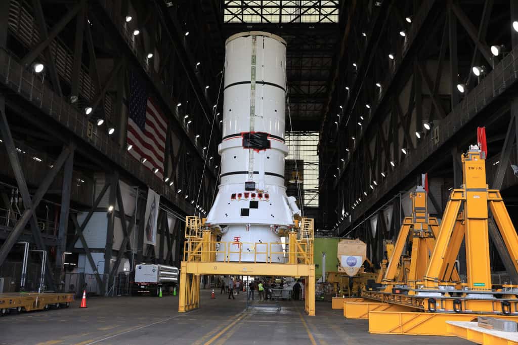 Foguete da Artemis 3 na plataforma de montagem