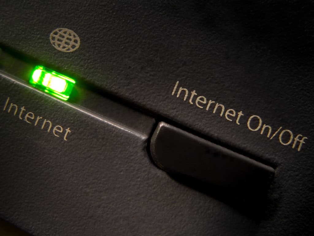Botão de conexão à internet em um equipamento de rede, representando os acessos à internet no início dos anos 2000.