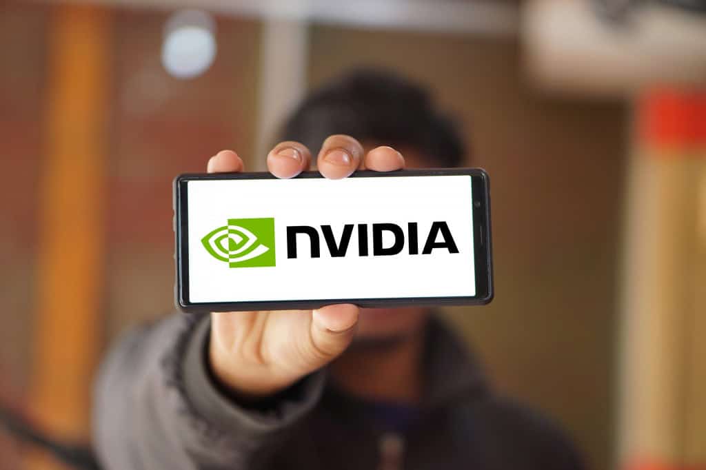 Pessoa segurando, na altura da cabeça, um smartphone na horizontal, no qual é visto o logo da Nvidia