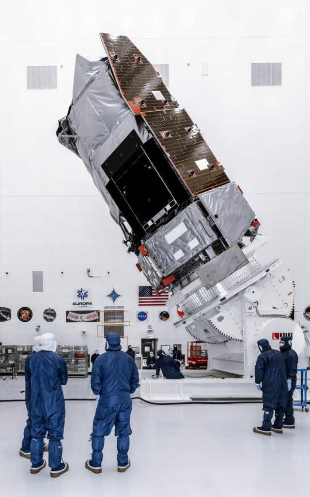 Técnicos e engenheiros giram o Telescópio Espacial Nancy Grace Roman