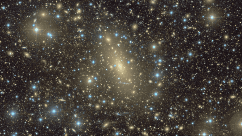 A galáxia é cerca de 20 vezes maior que o disco da Via Láctea em diâmetro. (Imagem: C. Marrero de la Rosa et al.; data: Isaac Newton Telescope (INT/ING))