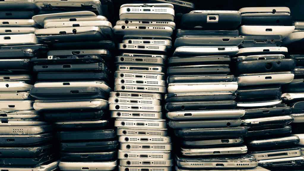 Pilha de celulares usados