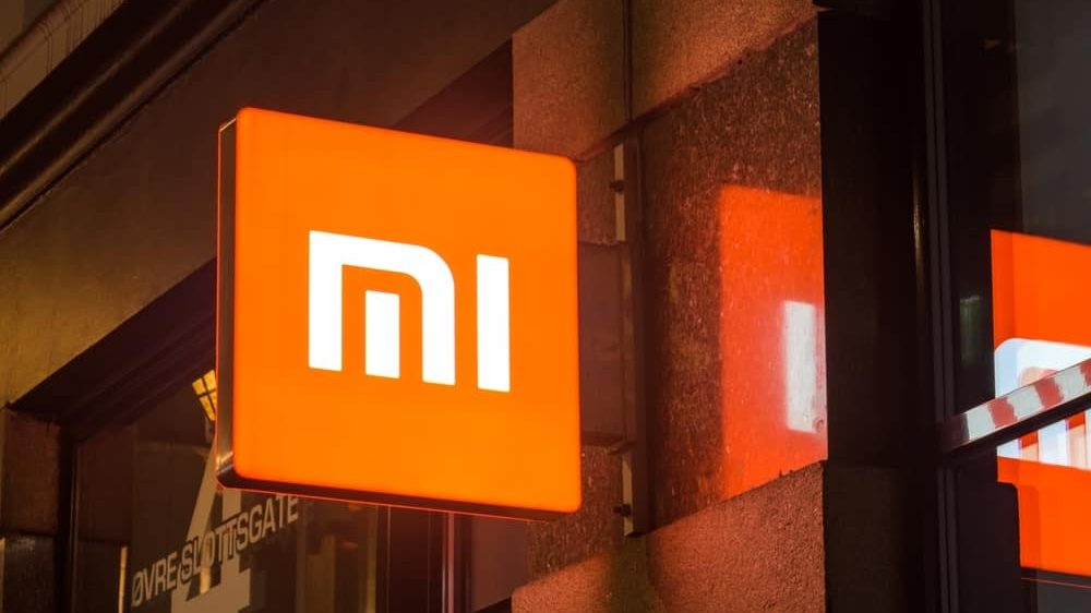 Placa com logomarca da Xiaomi em loja da marca