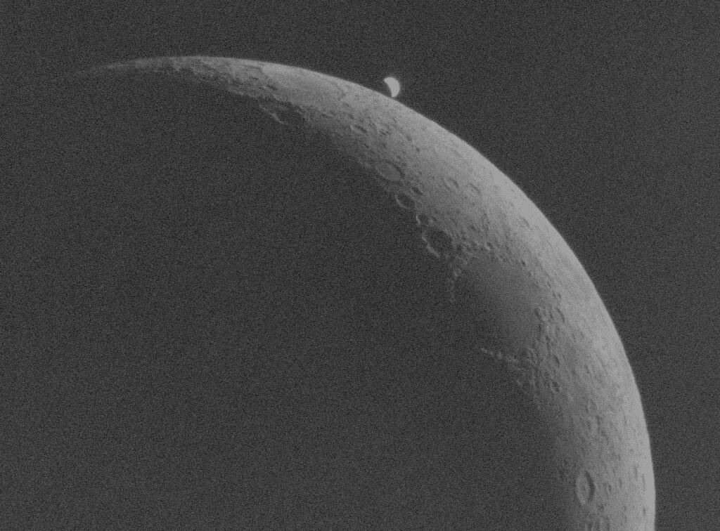 Vênus emerge por trás da Lua ao final de uma ocultação lunar diurna, observada de Abu Dhabi, Emirados Árabes Unidos, em 14 de setembro de 2026.