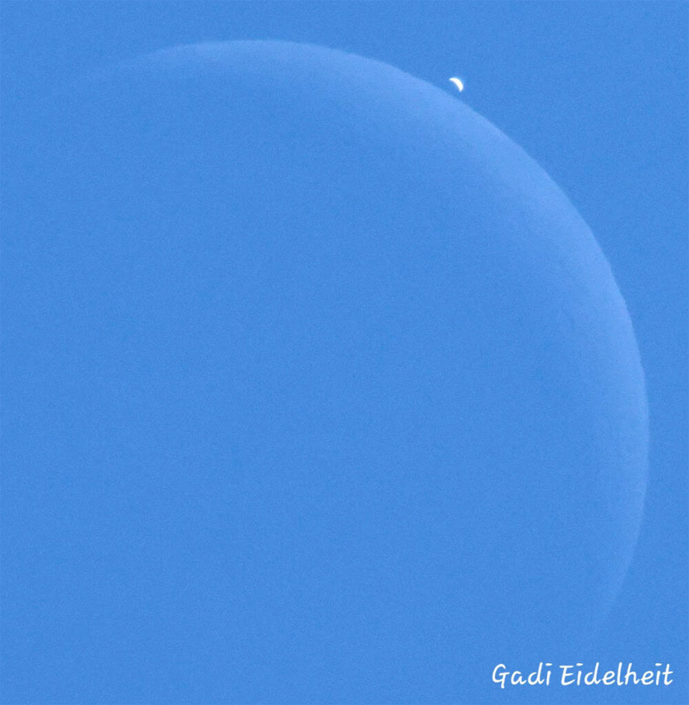 Vênus em "crescente" fotografado ao lado da Lua logo após a ocultação lunar diurna, em Rechovot, Israel.