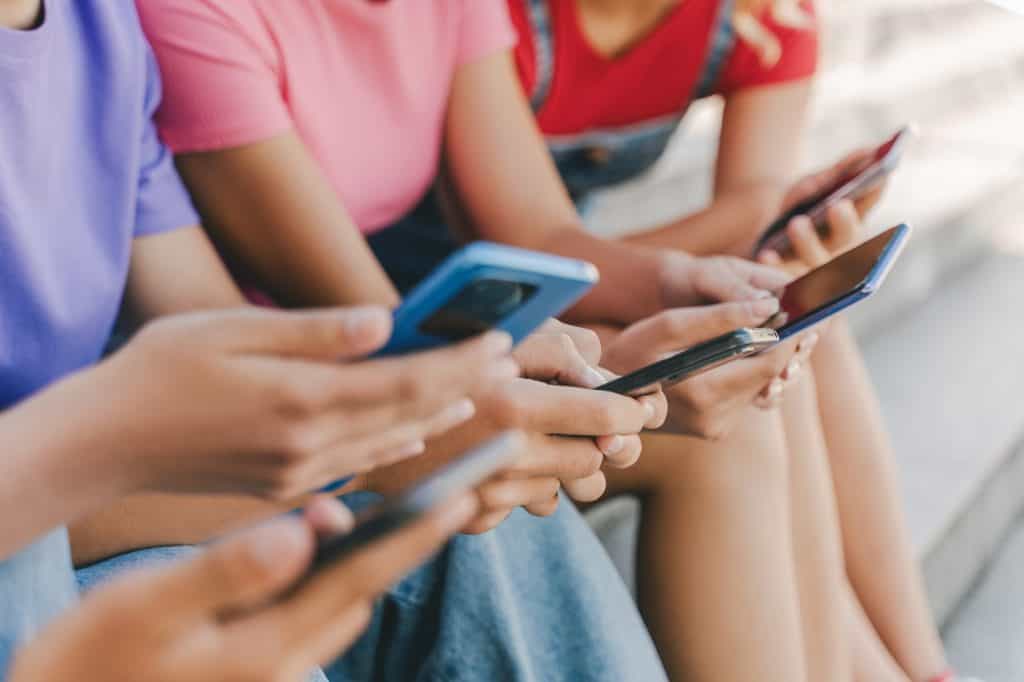 crianças usando o celular